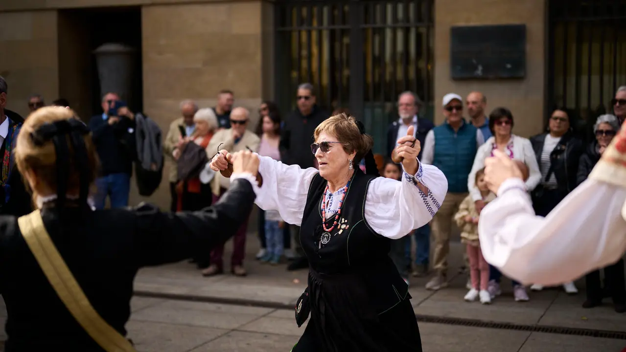 Las Casas Regionales realizan bailes y desfiles por el centro de Pamplona. PABLO LASAOSA