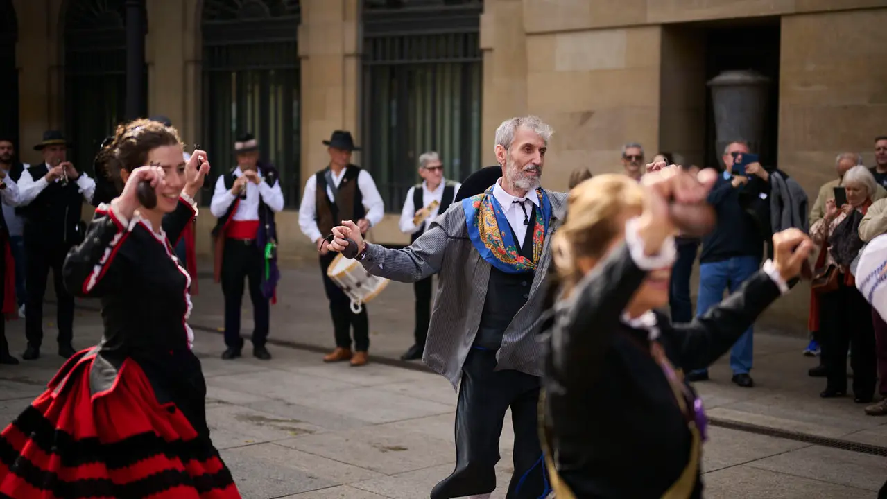 Las Casas Regionales realizan bailes y desfiles por el centro de Pamplona. PABLO LASAOSA