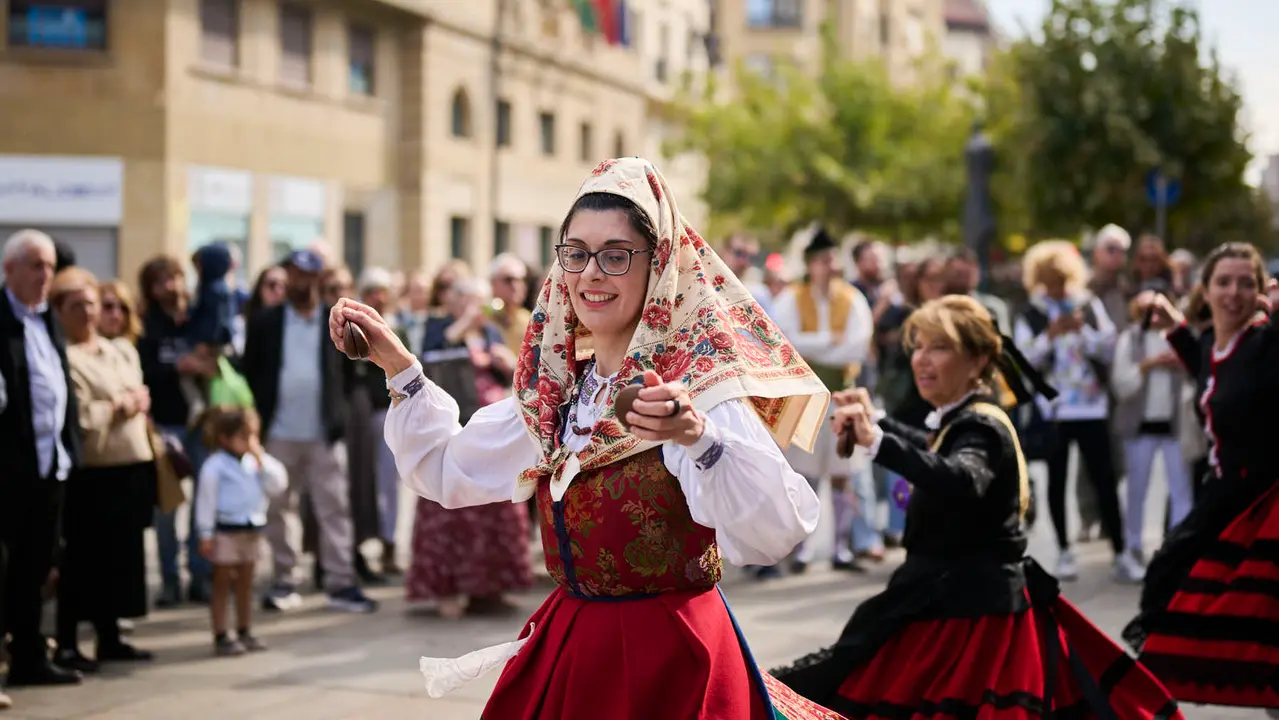 Las Casas Regionales realizan bailes y desfiles por el centro de Pamplona. PABLO LASAOSA