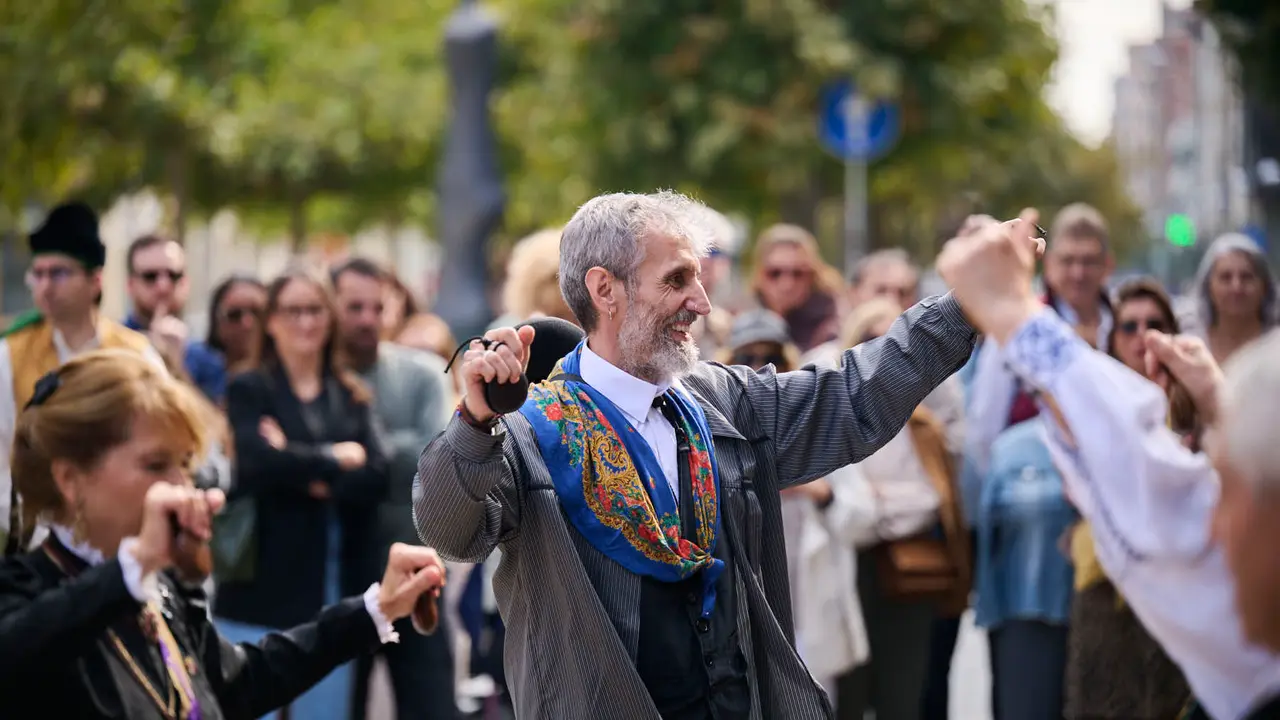 Las Casas Regionales realizan bailes y desfiles por el centro de Pamplona. PABLO LASAOSA