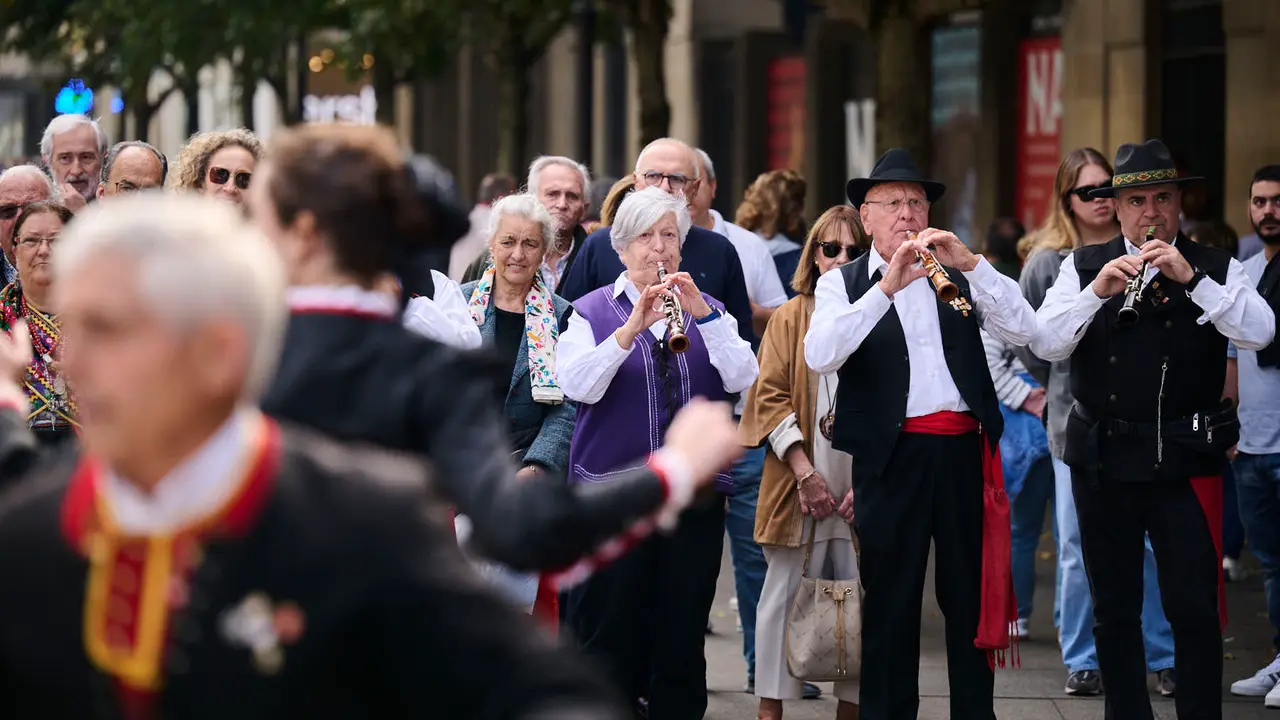 Las Casas Regionales realizan bailes y desfiles por el centro de Pamplona. PABLO LASAOSA