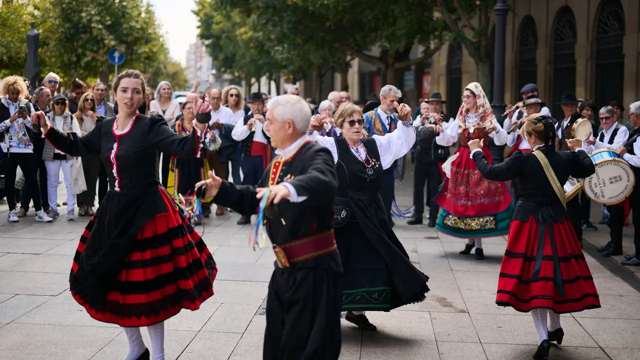 Las Casas Regionales realizan bailes y desfiles por el centro de Pamplona. PABLO LASAOSA