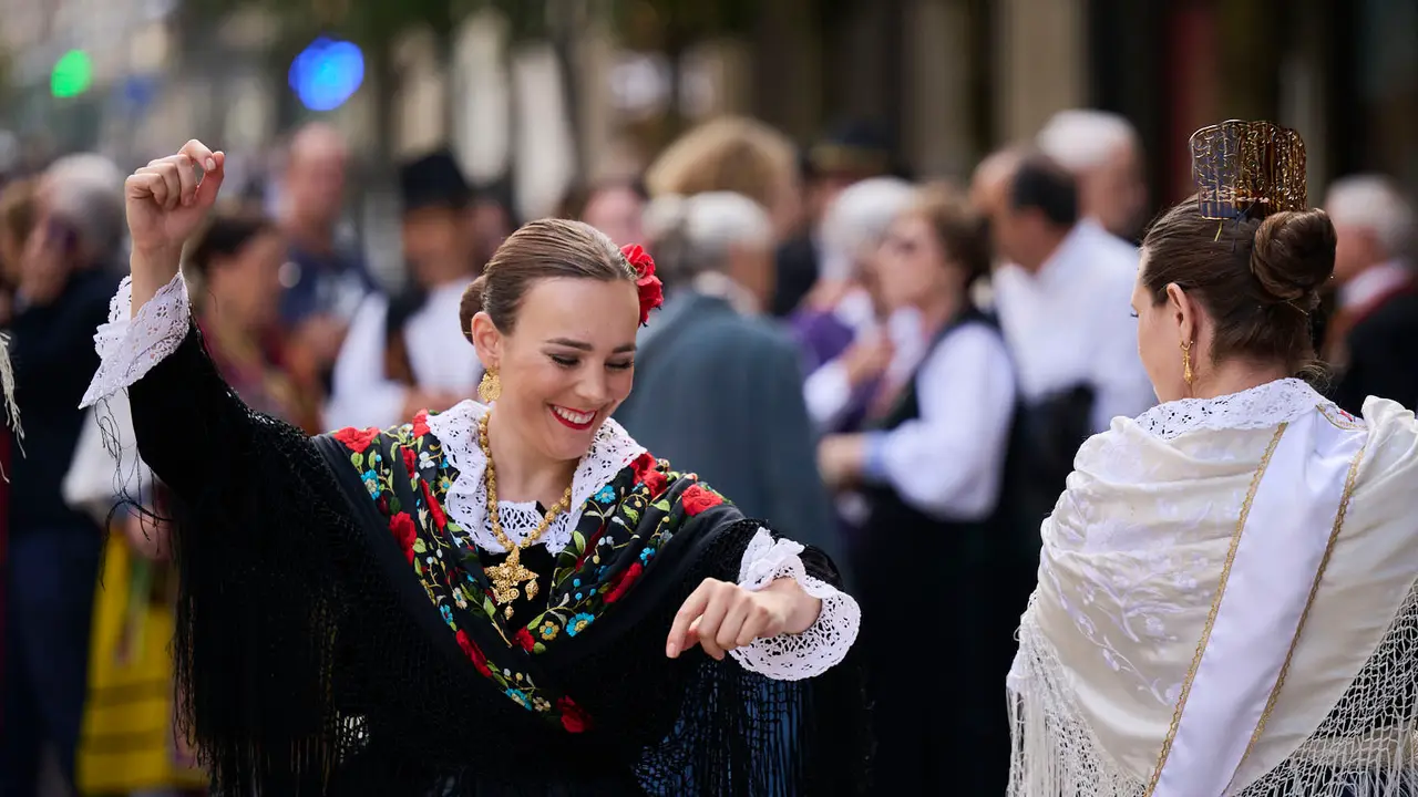 Las Casas Regionales realizan bailes y desfiles por el centro de Pamplona. PABLO LASAOSA