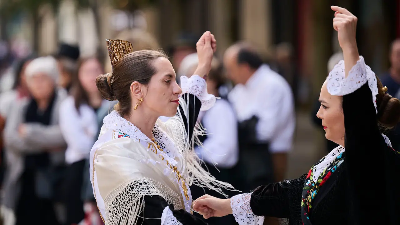 Las Casas Regionales realizan bailes y desfiles por el centro de Pamplona. PABLO LASAOSA