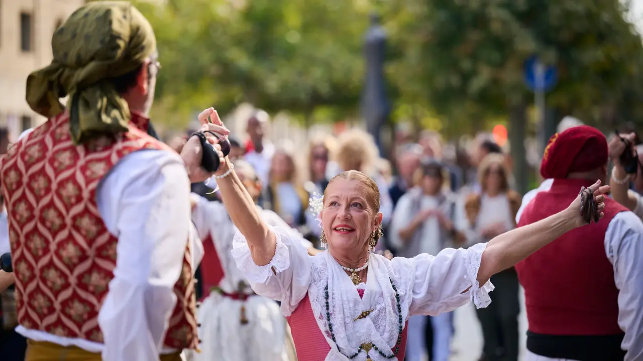 Las Casas Regionales realizan bailes y desfiles por el centro de Pamplona. PABLO LASAOSA