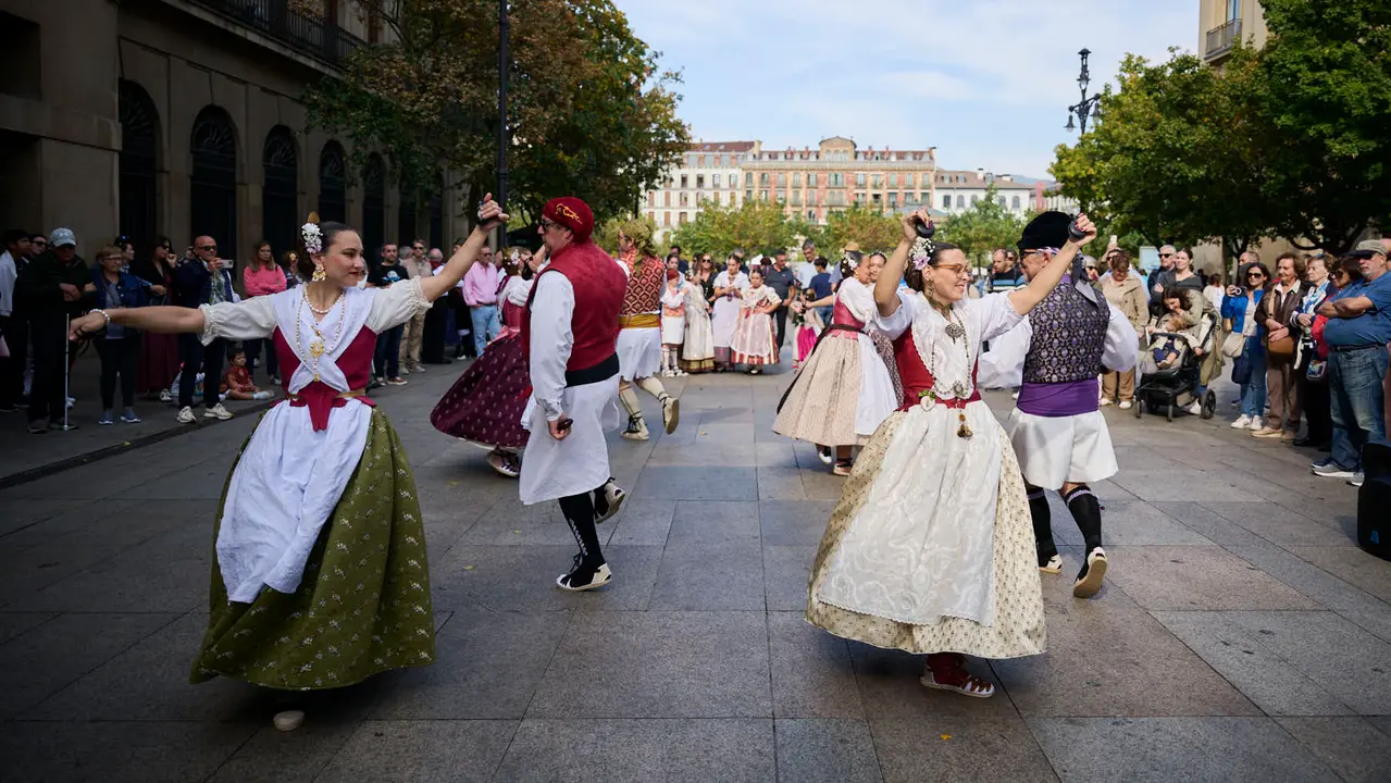Las Casas Regionales realizan bailes y desfiles por el centro de Pamplona. PABLO LASAOSA