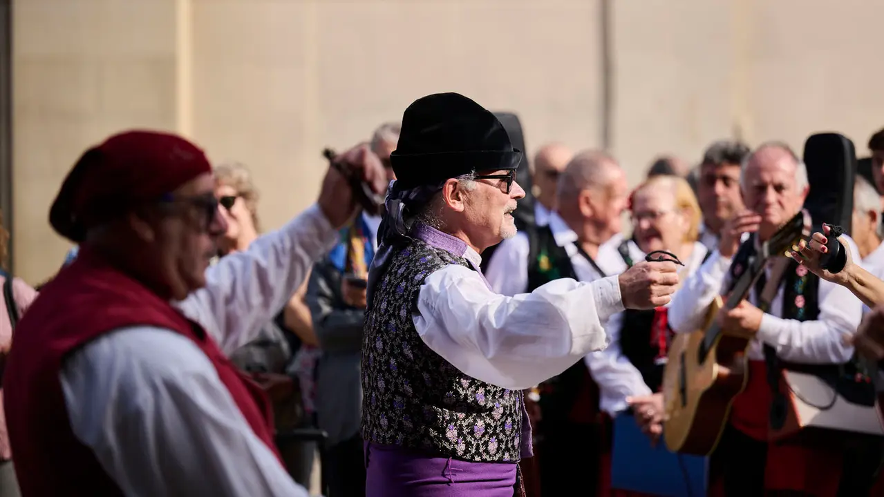 Las Casas Regionales realizan bailes y desfiles por el centro de Pamplona. PABLO LASAOSA