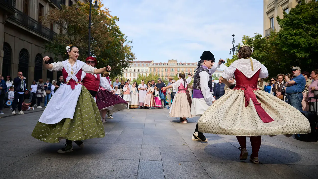 Las Casas Regionales realizan bailes y desfiles por el centro de Pamplona. PABLO LASAOSA