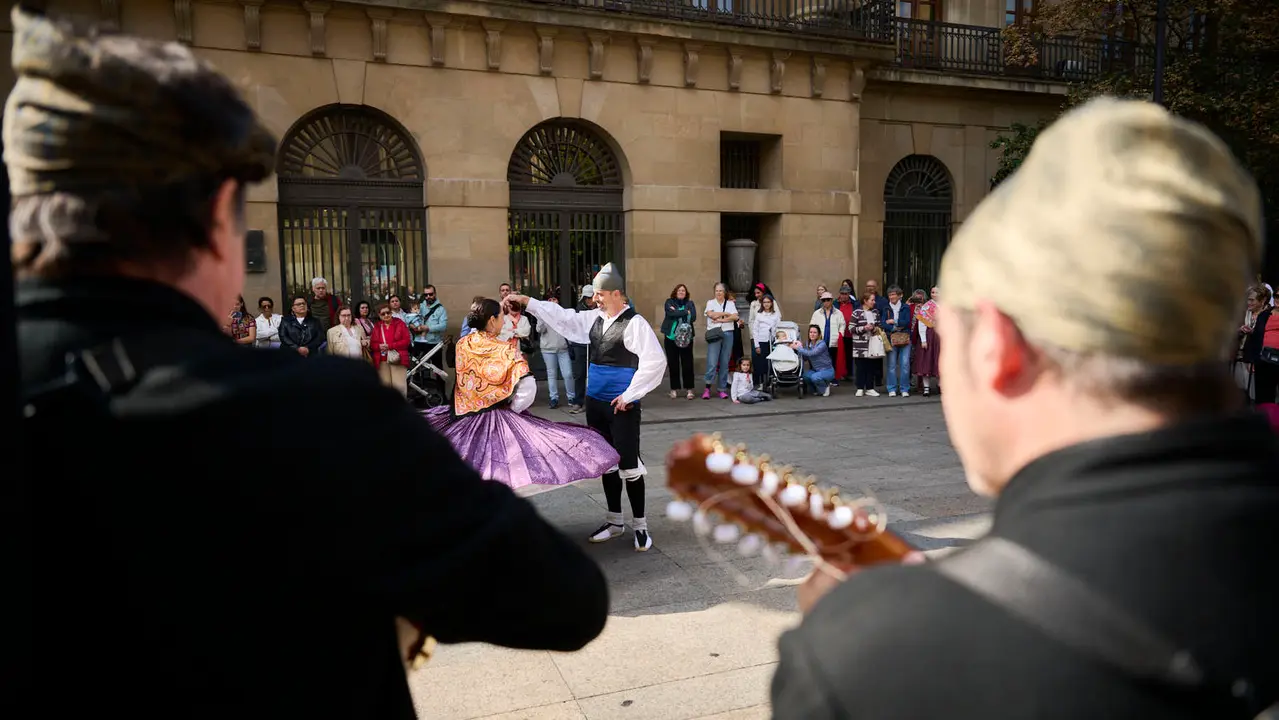 Las Casas Regionales realizan bailes y desfiles por el centro de Pamplona. PABLO LASAOSA