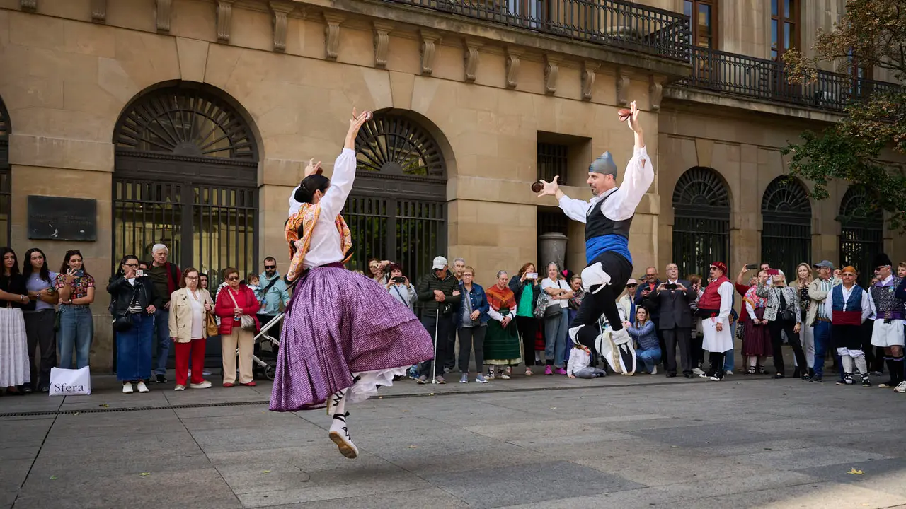 Las Casas Regionales realizan bailes y desfiles por el centro de Pamplona. PABLO LASAOSA