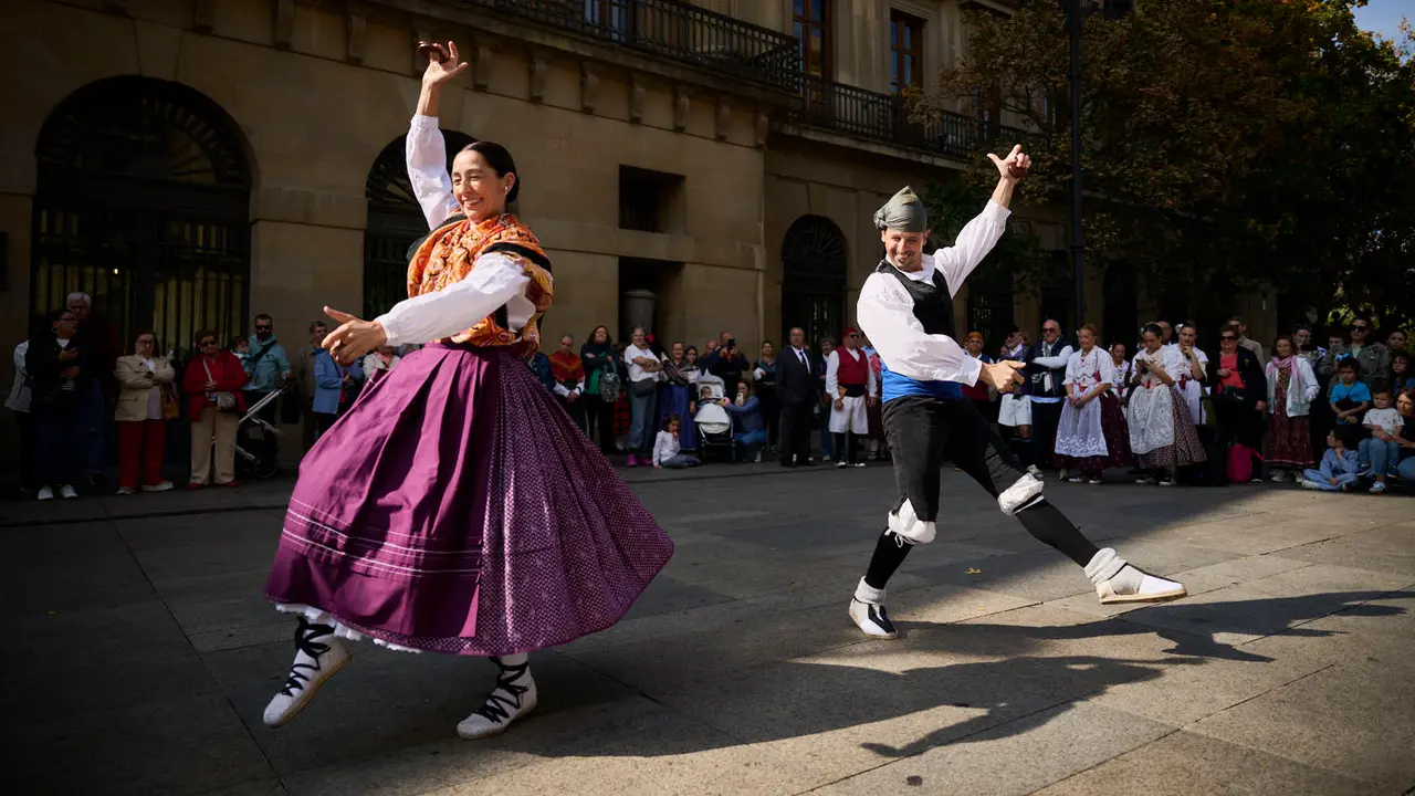 Las Casas Regionales realizan bailes y desfiles por el centro de Pamplona. PABLO LASAOSA
