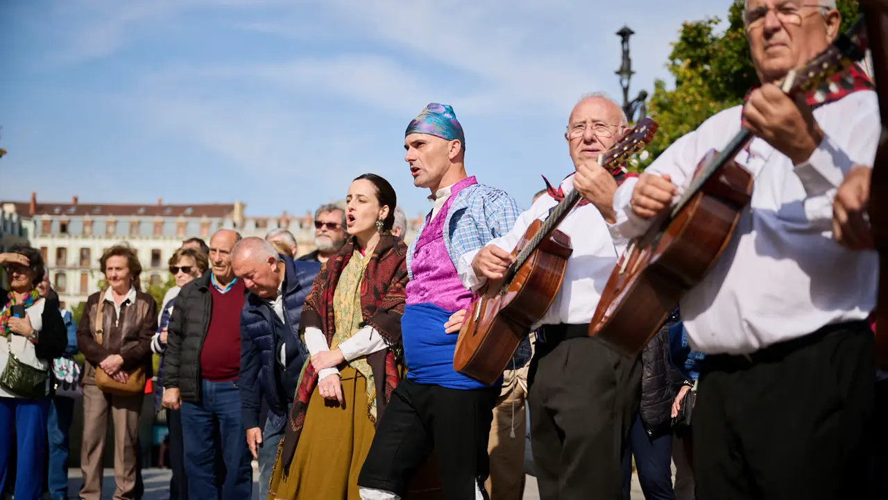 Las Casas Regionales realizan bailes y desfiles por el centro de Pamplona. PABLO LASAOSA