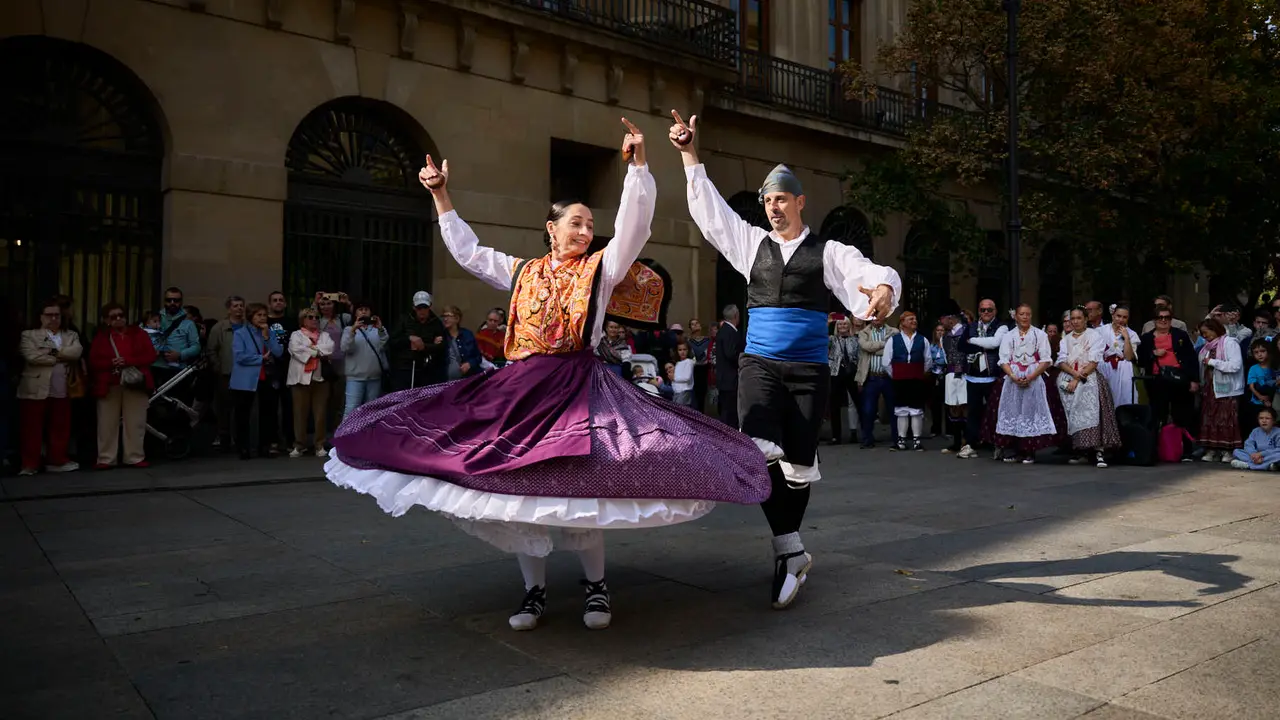 Las Casas Regionales realizan bailes y desfiles por el centro de Pamplona. PABLO LASAOSA