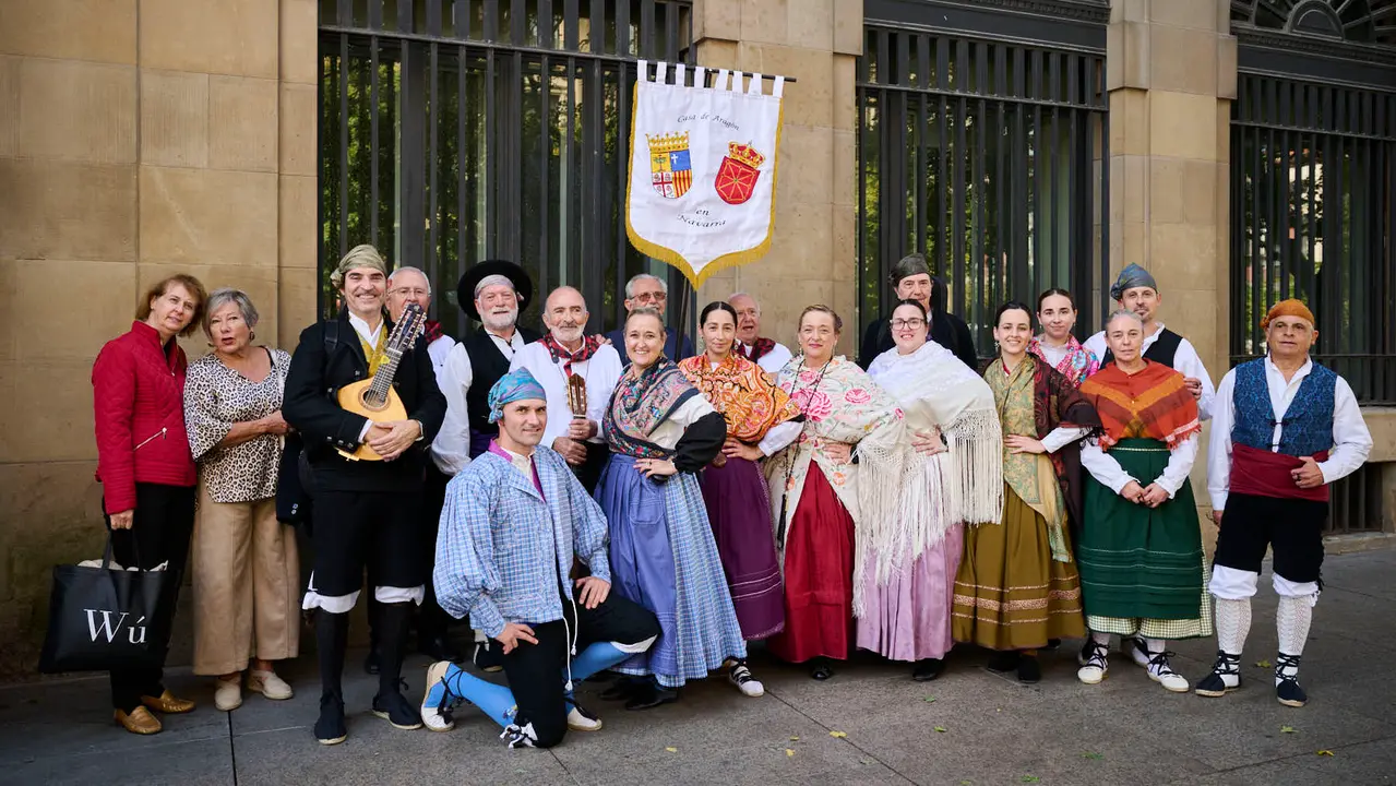 Las Casas Regionales realizan bailes y desfiles por el centro de Pamplona. PABLO LASAOSA