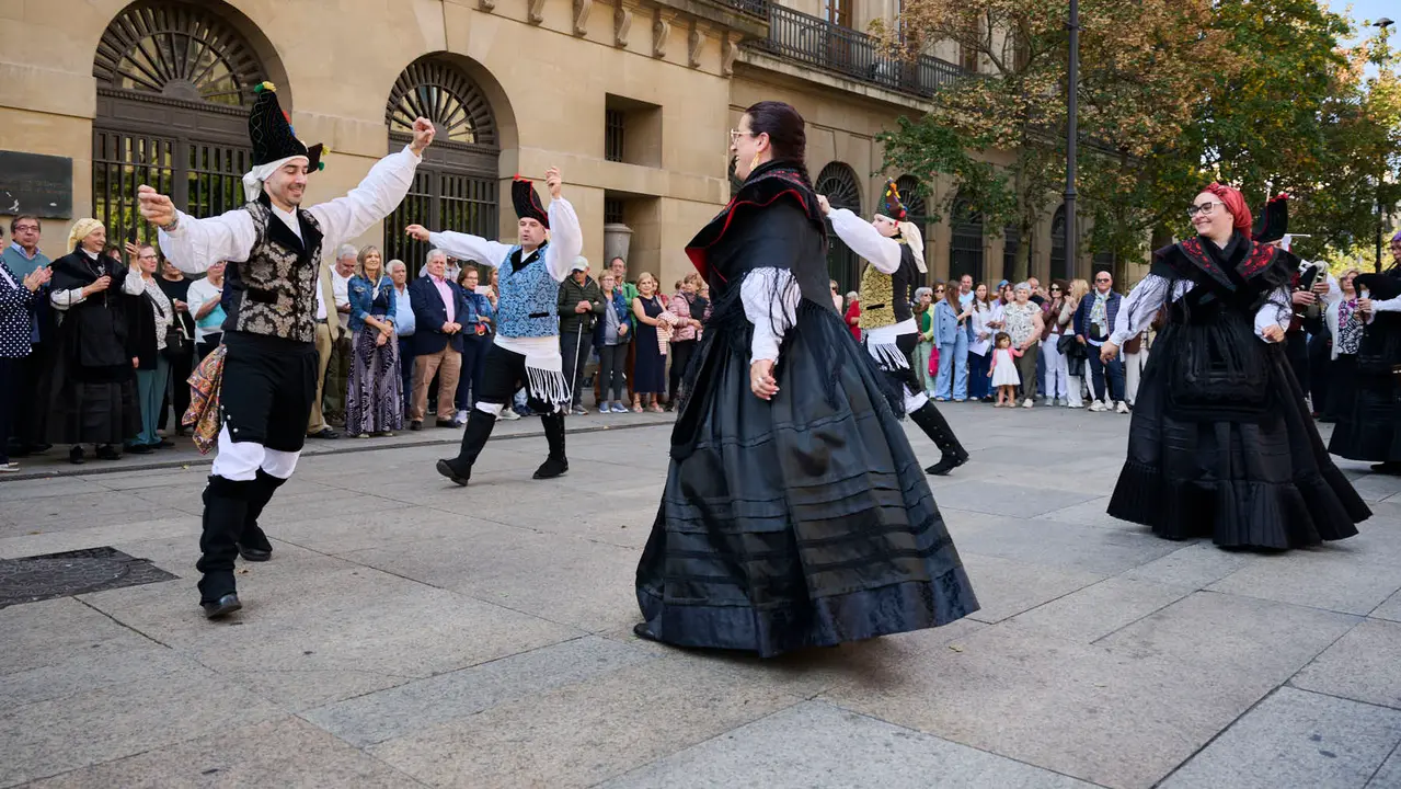 Las Casas Regionales realizan bailes y desfiles por el centro de Pamplona. PABLO LASAOSA