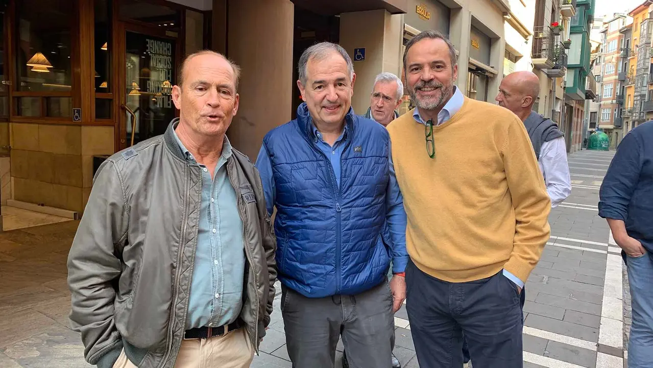 Comida de un grupo de exalumnos del colegio El Redín en Pamplona. Navarra.com