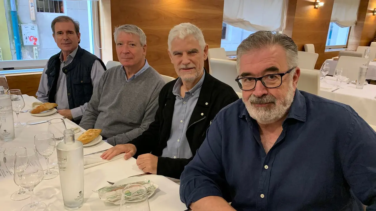 Comida de un grupo de exalumnos del colegio El Redín en Pamplona. Navarra.com