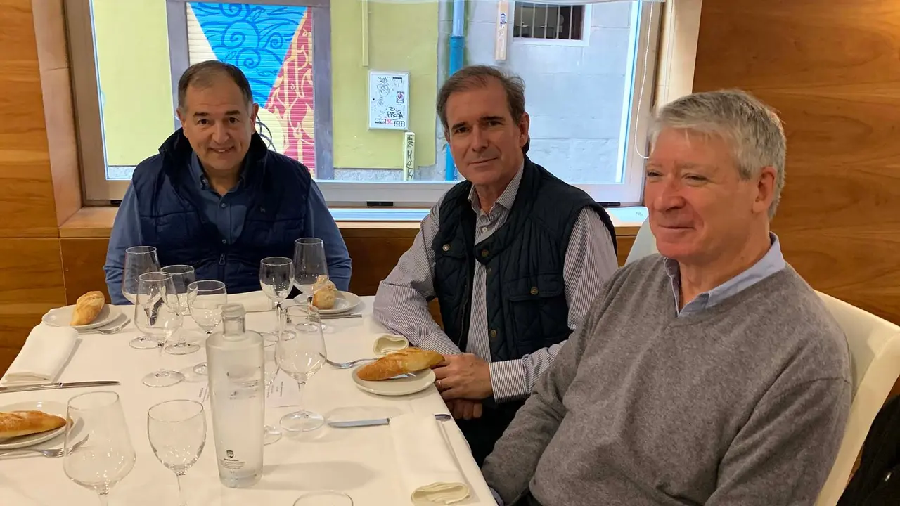Comida de un grupo de exalumnos del colegio El Redín en Pamplona. Navarra.com