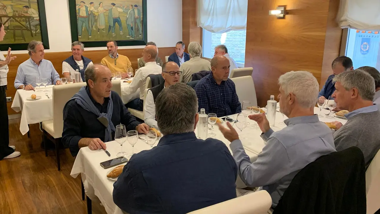 Comida de un grupo de exalumnos del colegio El Redín en Pamplona. Navarra.com