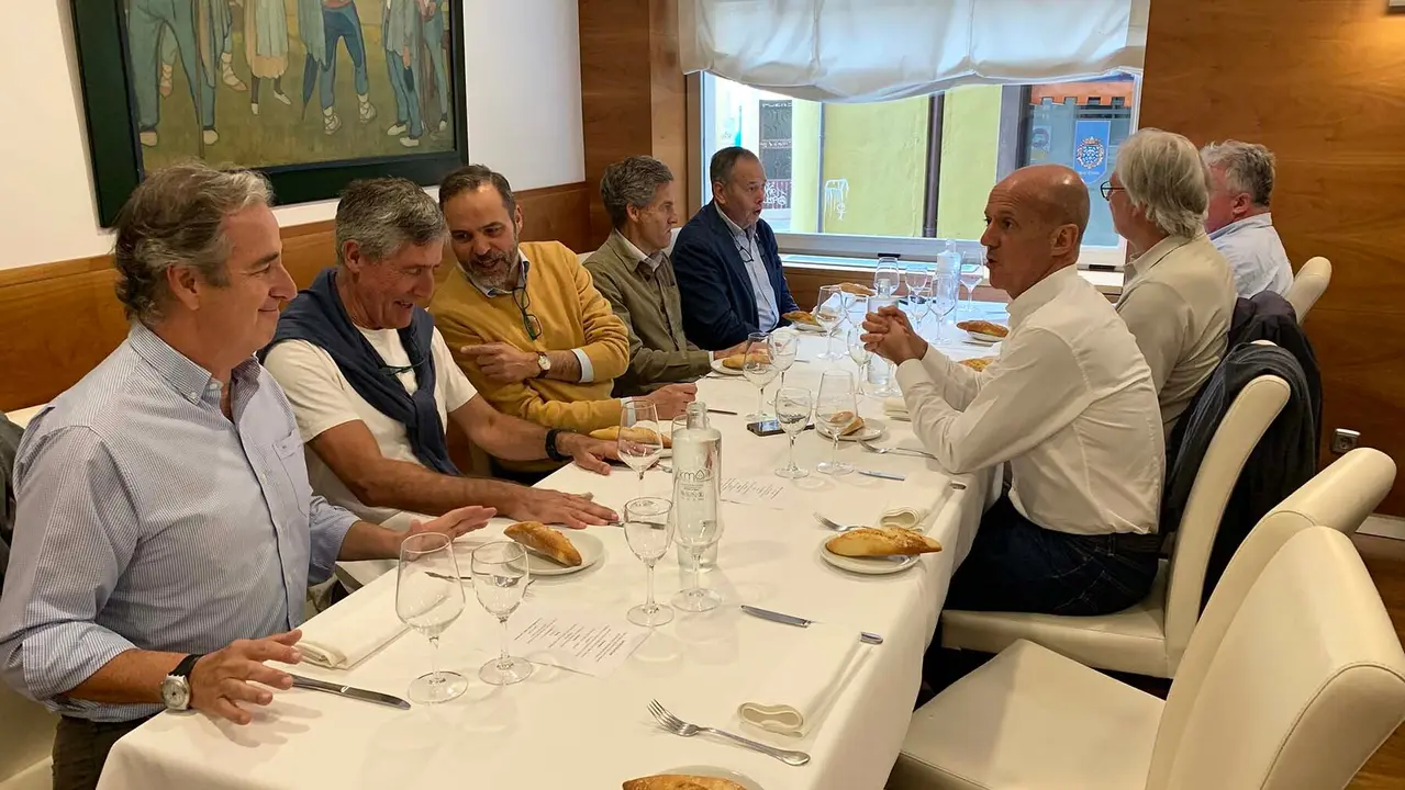 Comida de un grupo de exalumnos del colegio El Redín en Pamplona. Navarra.com