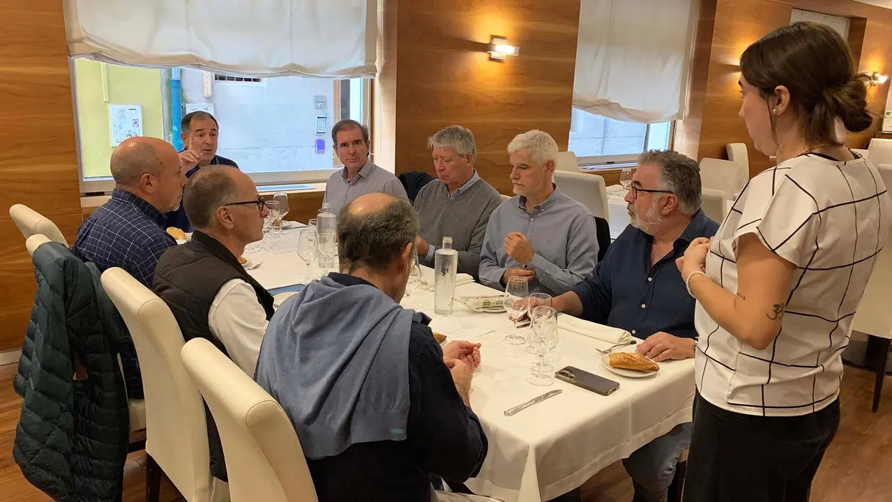 Comida de un grupo de exalumnos del colegio El Redín en Pamplona. Navarra.com