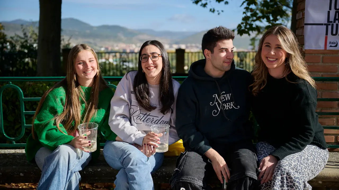 Cientos de universitarios disfrutan de la Carpa Universitaria de otoño 2025. PABLO LASAOSA