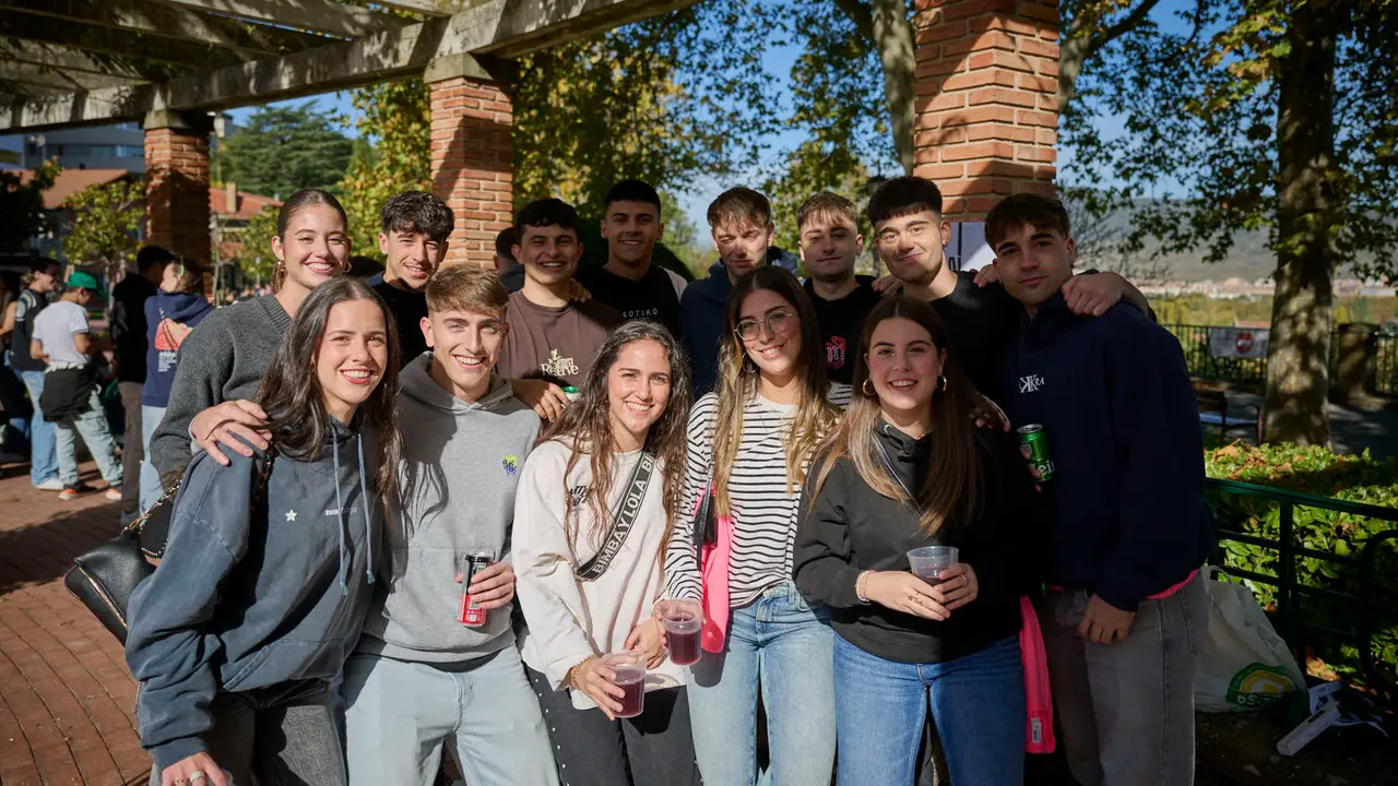Cientos de universitarios disfrutan de la Carpa Universitaria de otoño 2025. PABLO LASAOSA