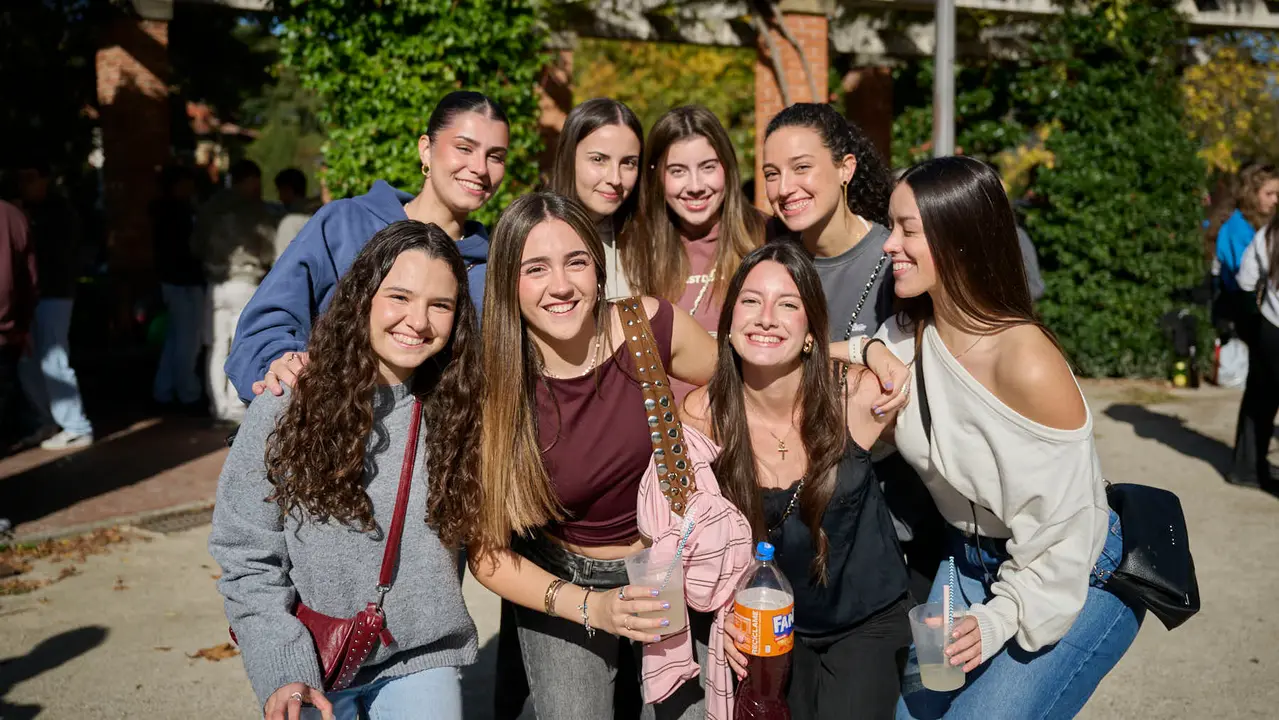 Cientos de universitarios disfrutan de la Carpa Universitaria de otoño 2025. PABLO LASAOSA