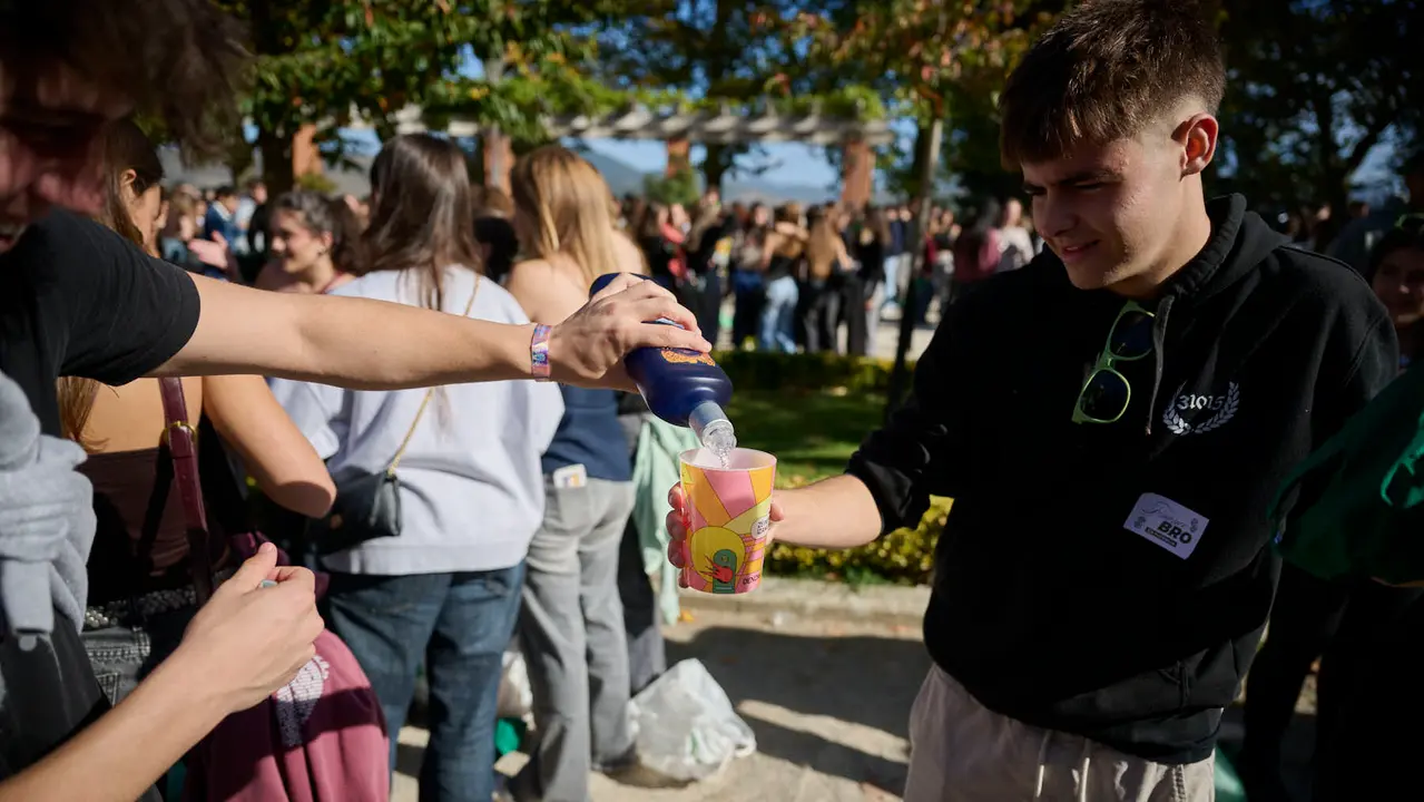 Cientos de universitarios disfrutan de la Carpa Universitaria de otoño 2025. PABLO LASAOSA