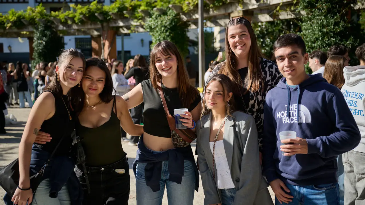 Cientos de universitarios disfrutan de la Carpa Universitaria de otoño 2025. PABLO LASAOSA