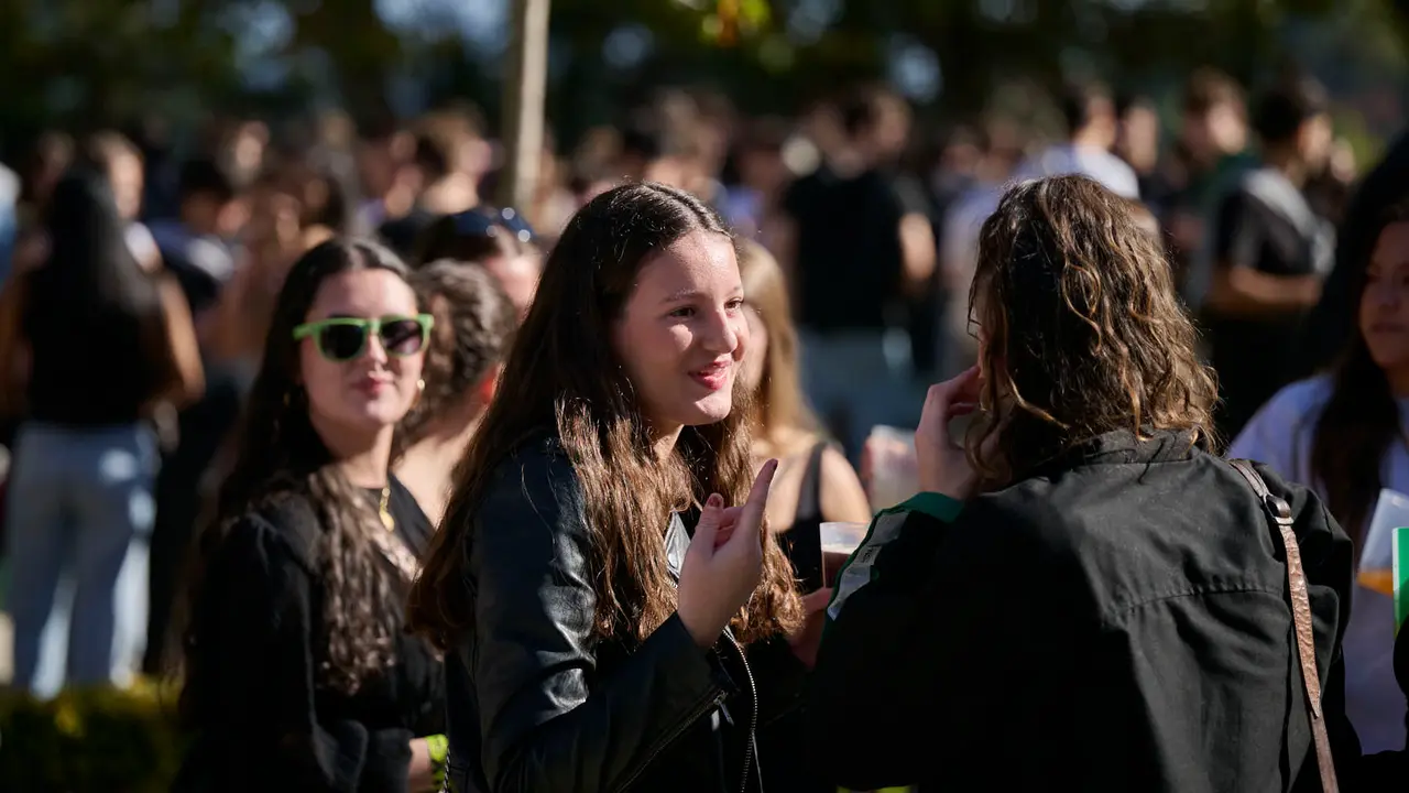 Cientos de universitarios disfrutan de la Carpa Universitaria de otoño 2025. PABLO LASAOSA