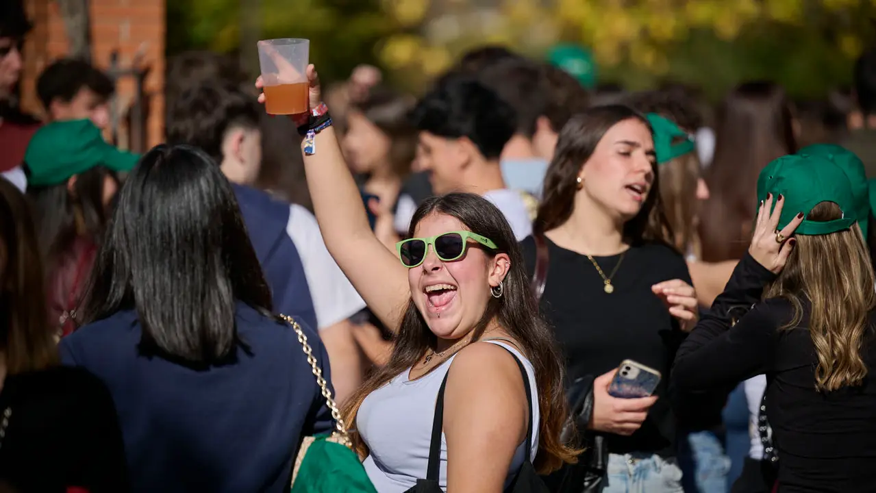 Cientos de universitarios disfrutan de la Carpa Universitaria de otoño 2025. PABLO LASAOSA