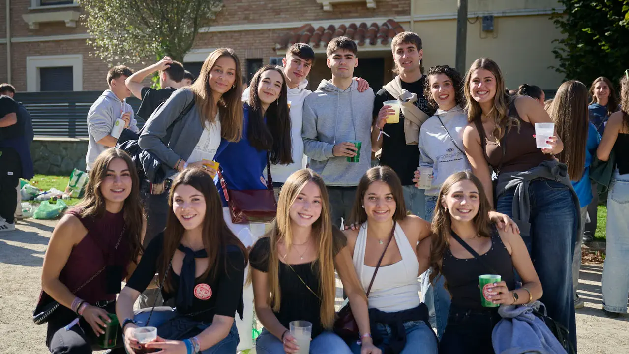 Cientos de universitarios disfrutan de la Carpa Universitaria de otoño 2025. PABLO LASAOSA