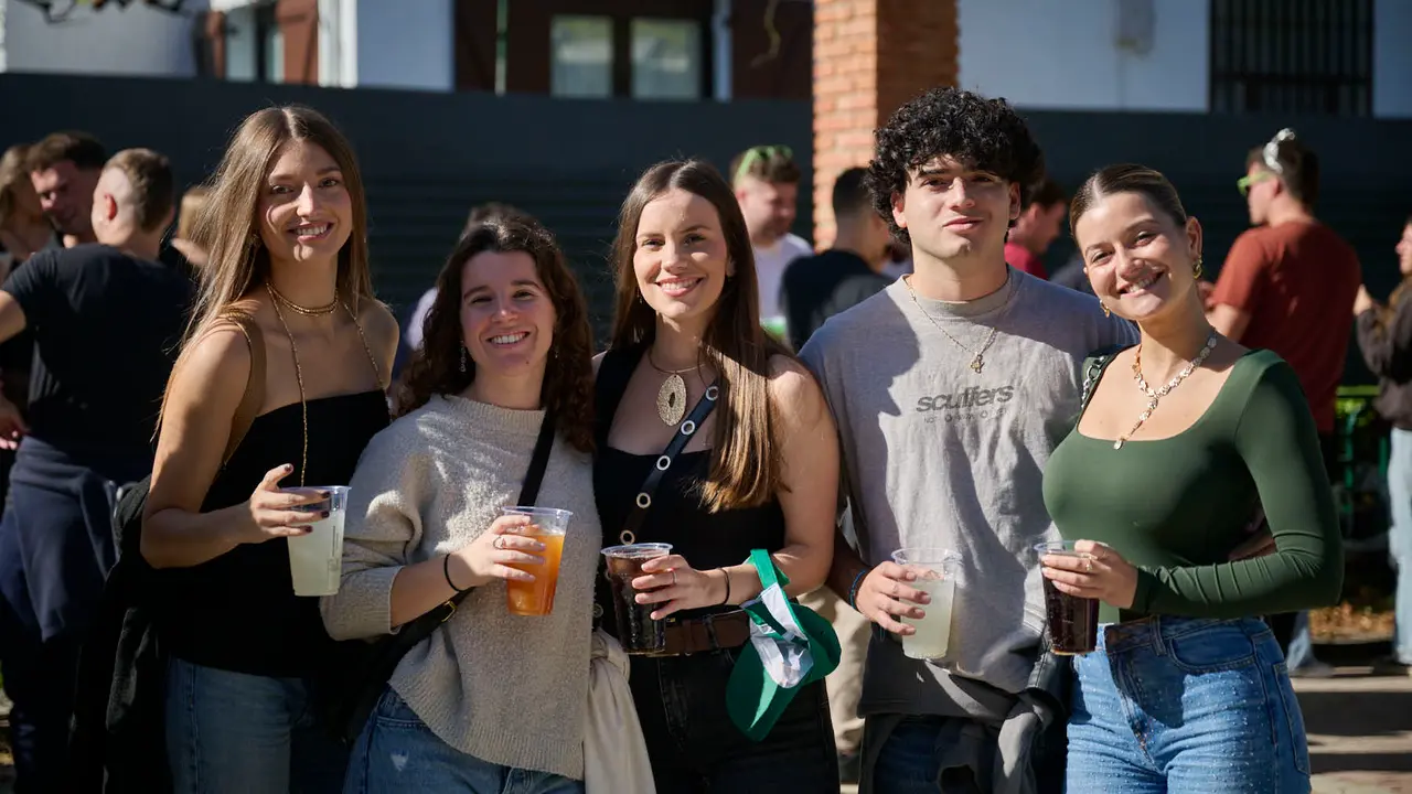 Cientos de universitarios disfrutan de la Carpa Universitaria de otoño 2025. PABLO LASAOSA