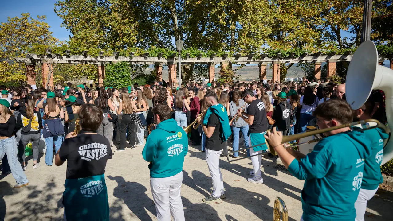 Cientos de universitarios disfrutan de la Carpa Universitaria de otoño 2025. PABLO LASAOSA