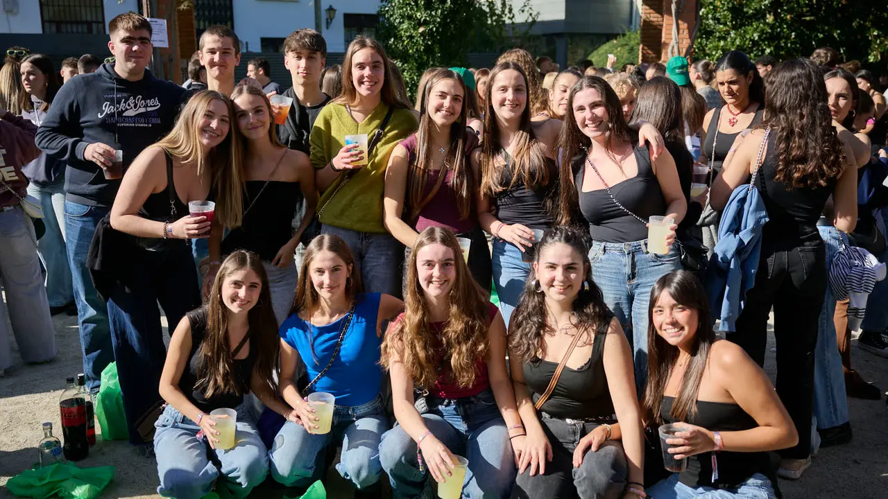 Cientos de universitarios disfrutan de la Carpa Universitaria de otoño 2025. PABLO LASAOSA