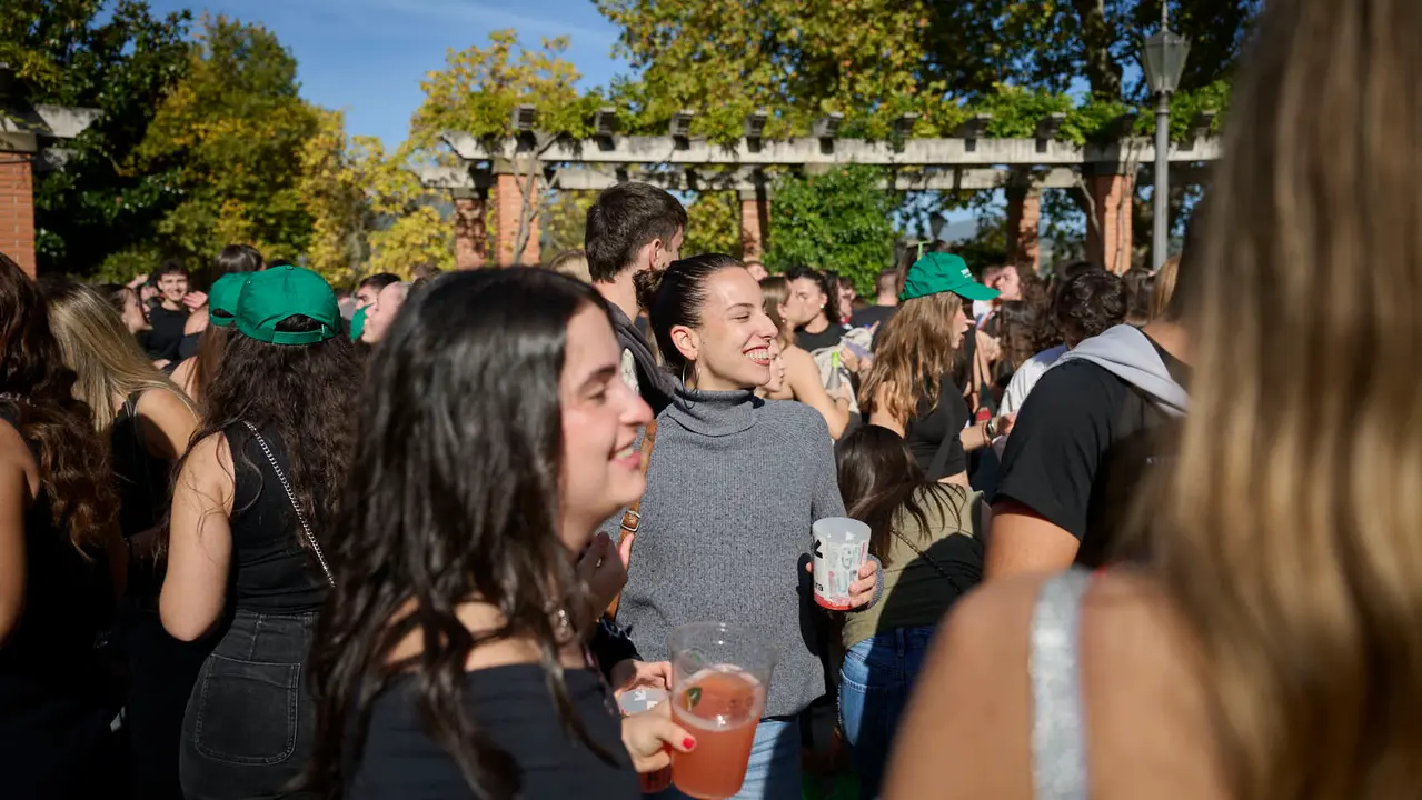 Cientos de universitarios disfrutan de la Carpa Universitaria de otoño 2025. PABLO LASAOSA