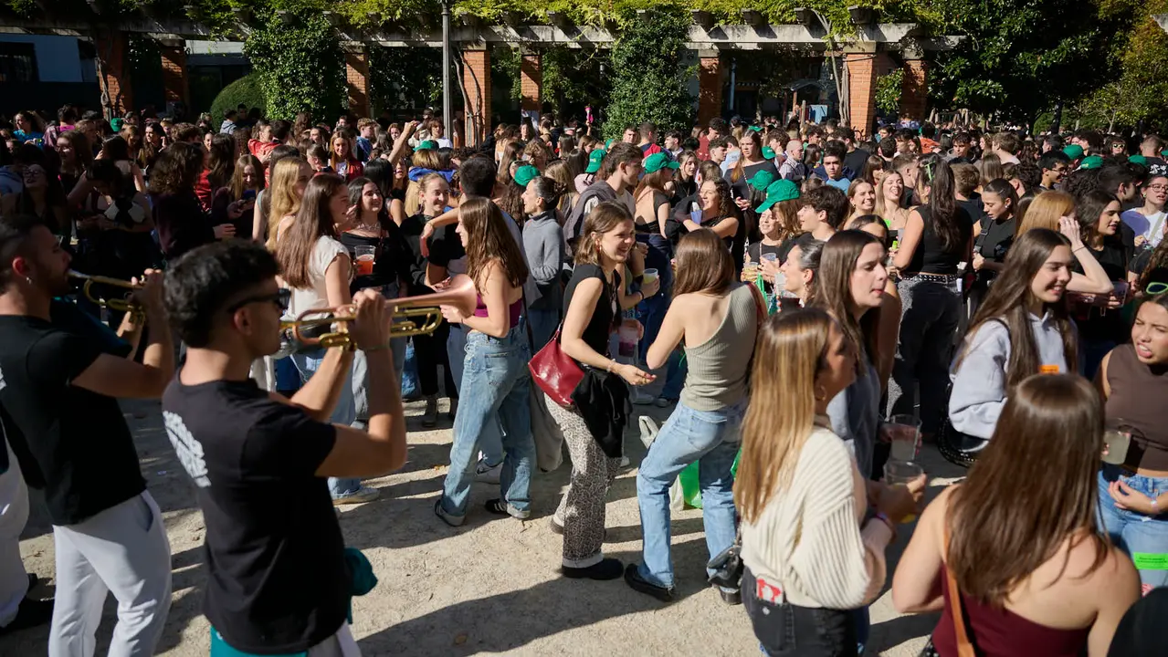 Cientos de universitarios disfrutan de la Carpa Universitaria de otoño 2025. PABLO LASAOSA