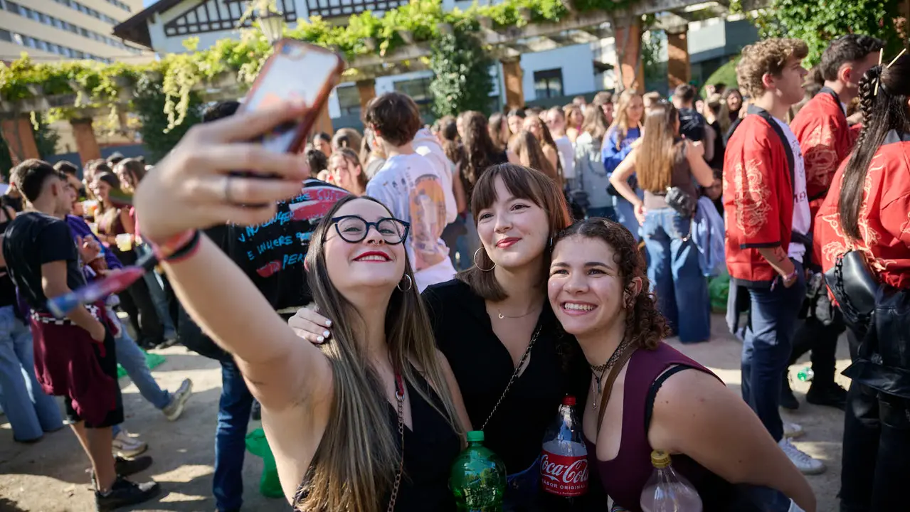 Cientos de universitarios disfrutan de la Carpa Universitaria de otoño 2025. PABLO LASAOSA