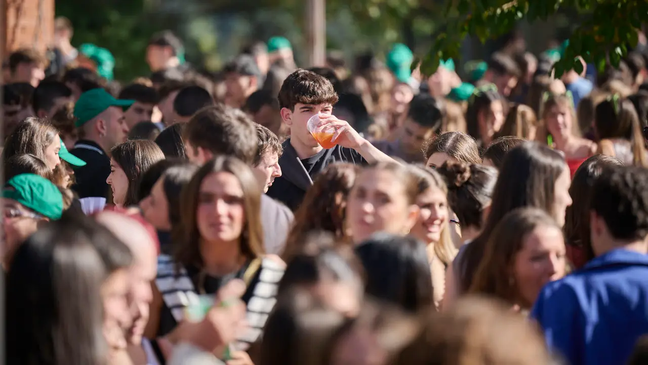 Cientos de universitarios disfrutan de la Carpa Universitaria de otoño 2025. PABLO LASAOSA