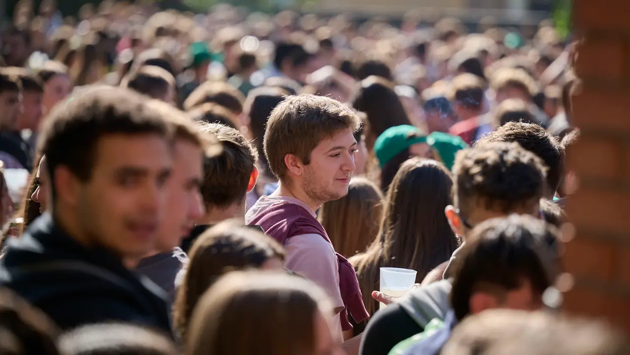 Cientos de universitarios disfrutan de la Carpa Universitaria de otoño 2025. PABLO LASAOSA