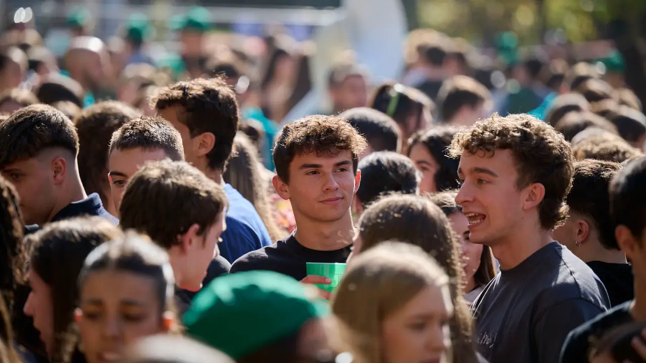 Cientos de universitarios disfrutan de la Carpa Universitaria de otoño 2025. PABLO LASAOSA