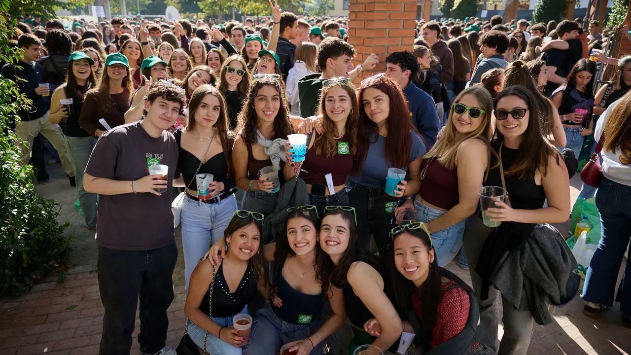 Cientos de universitarios disfrutan de la Carpa Universitaria de otoño 2025. PABLO LASAOSA