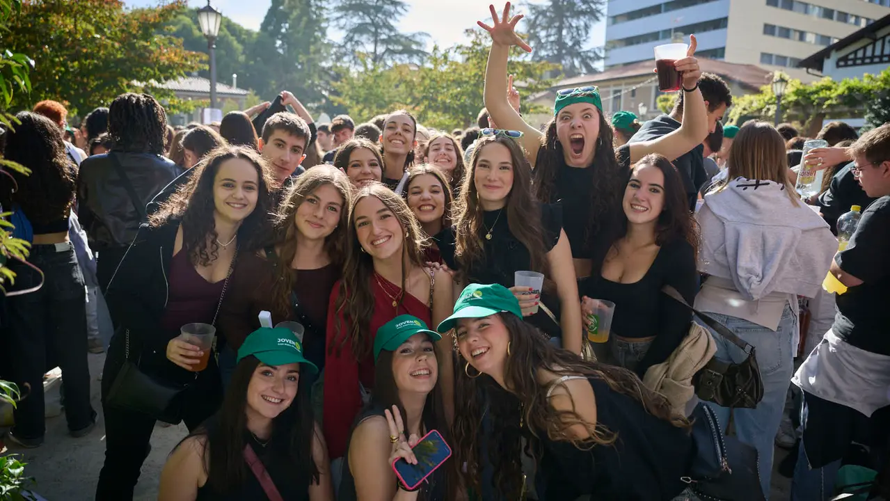 Cientos de universitarios disfrutan de la Carpa Universitaria de otoño 2025. PABLO LASAOSA