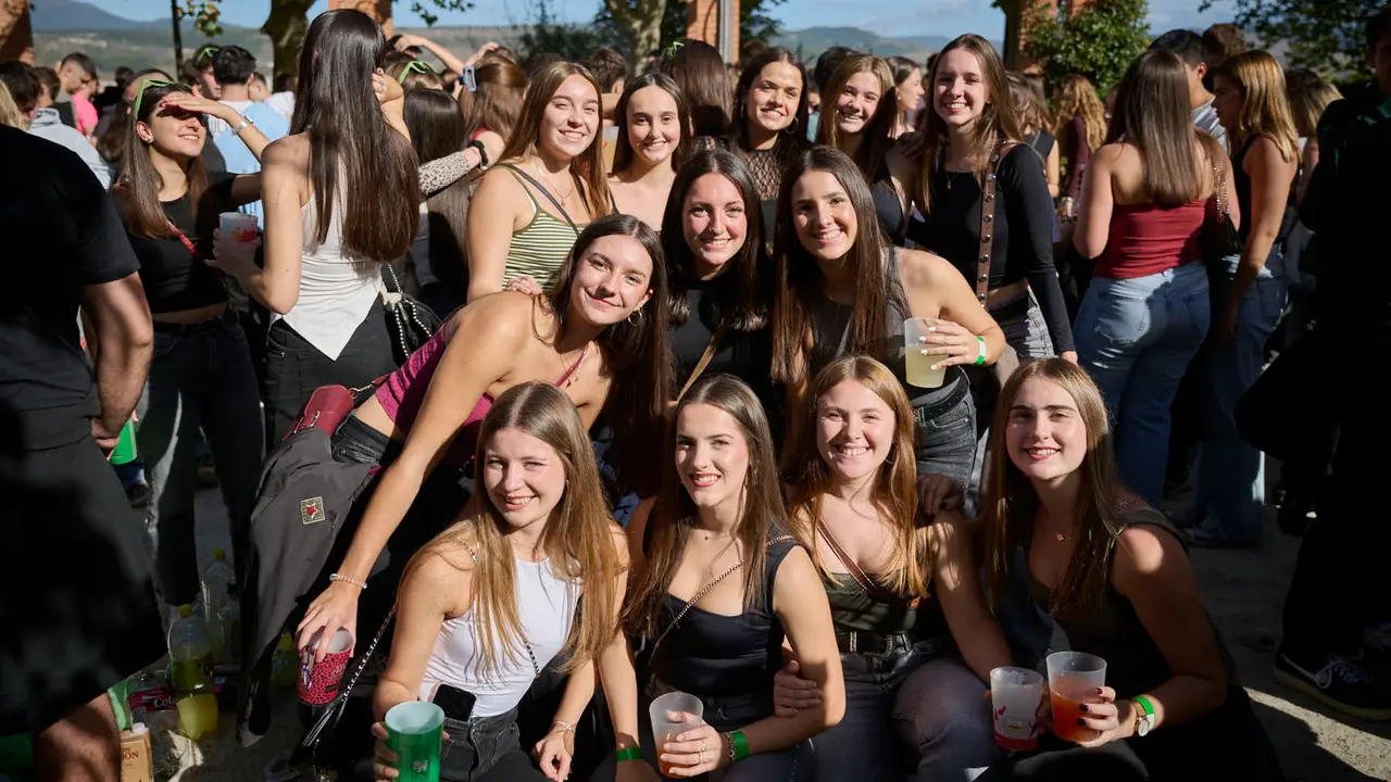 Cientos de universitarios disfrutan de la Carpa Universitaria de otoño 2025. PABLO LASAOSA