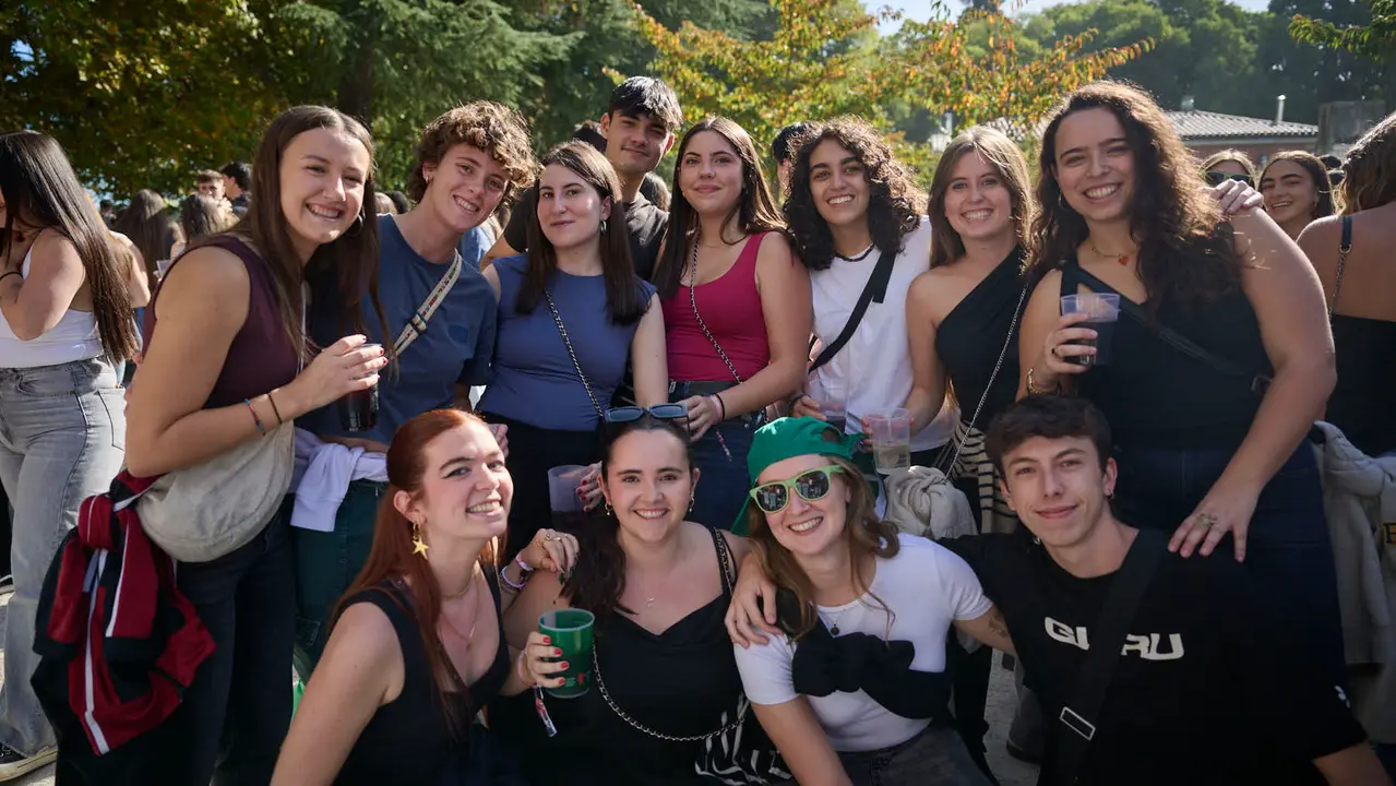 Cientos de universitarios disfrutan de la Carpa Universitaria de otoño 2025. PABLO LASAOSA