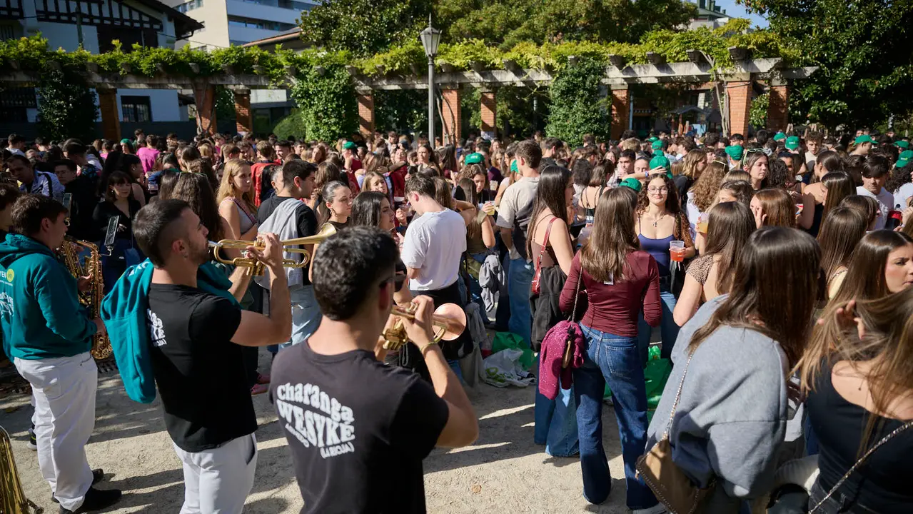 Cientos de universitarios disfrutan de la Carpa Universitaria de otoño 2025. PABLO LASAOSA