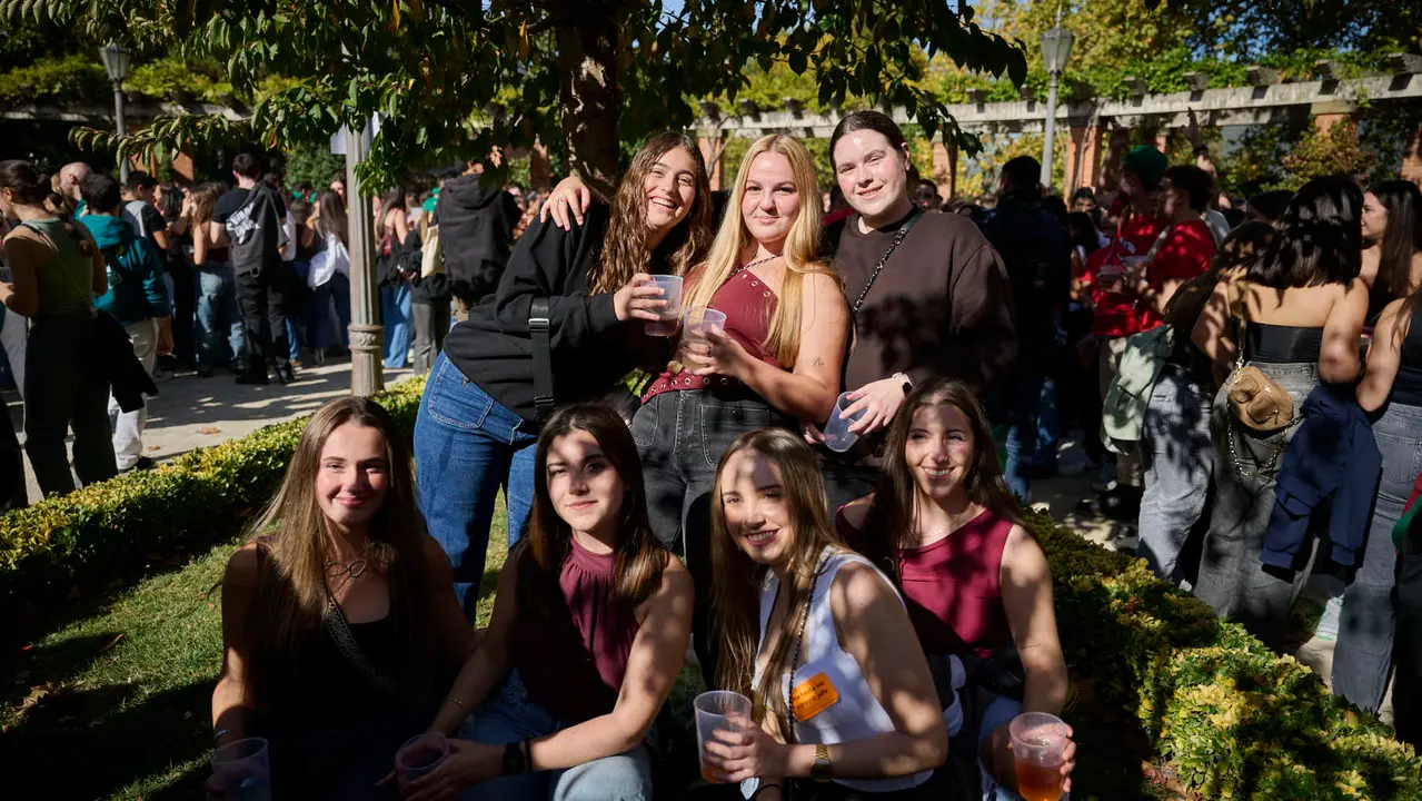 Cientos de universitarios disfrutan de la Carpa Universitaria de otoño 2025. PABLO LASAOSA
