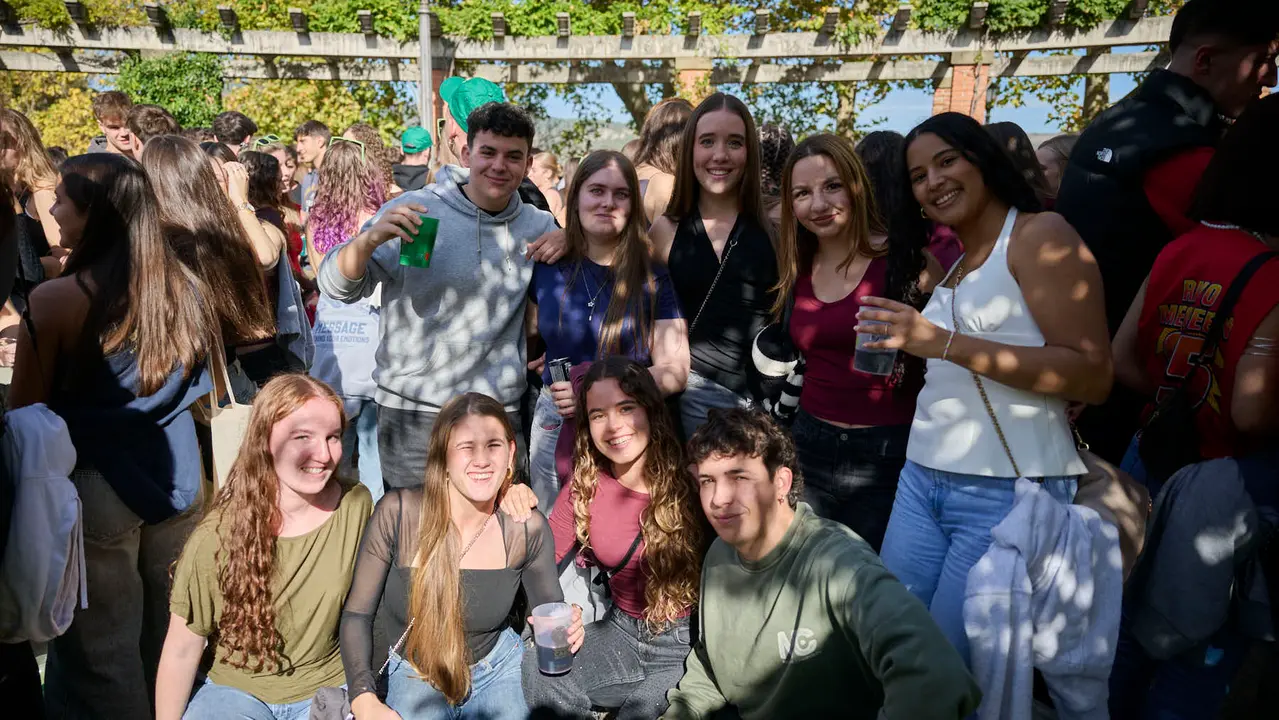 Cientos de universitarios disfrutan de la Carpa Universitaria de otoño 2025. PABLO LASAOSA
