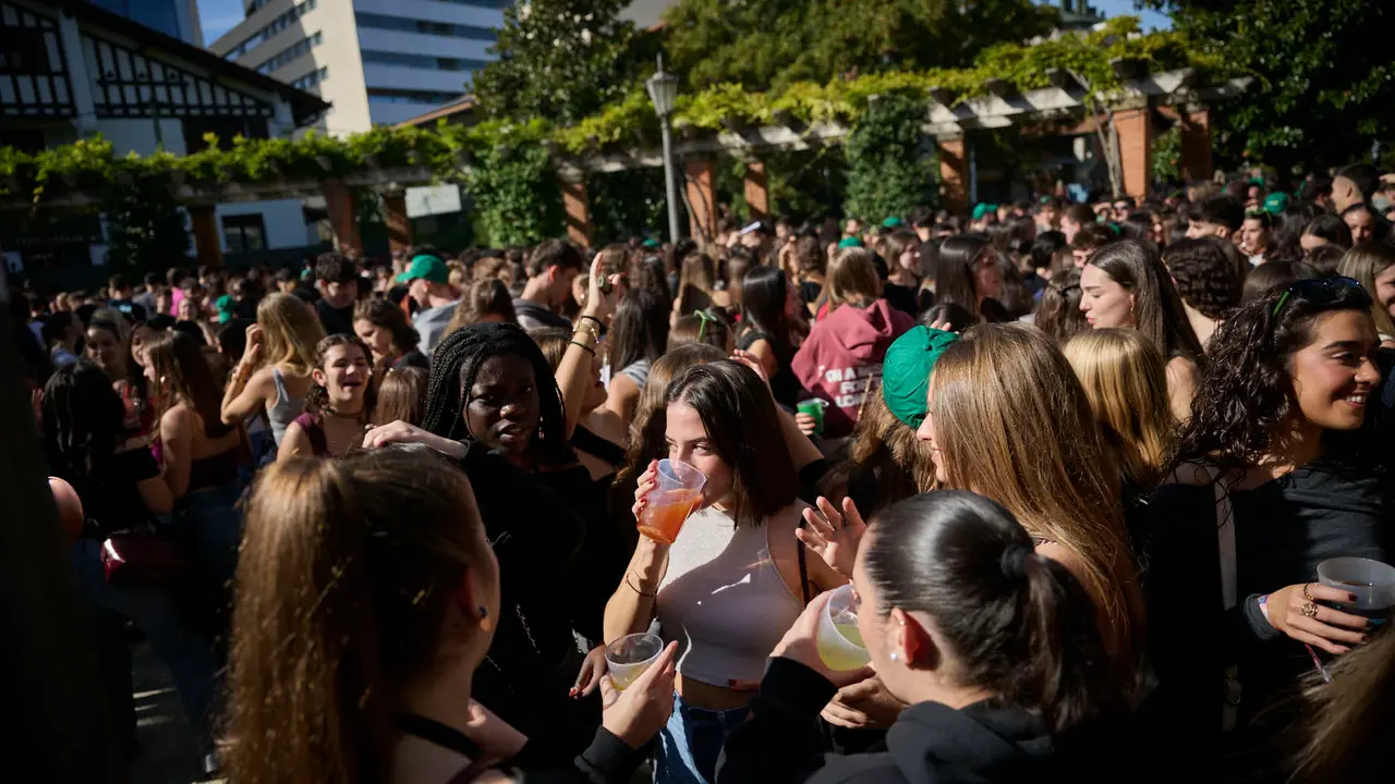 Cientos de universitarios disfrutan de la Carpa Universitaria de otoño 2025. PABLO LASAOSA